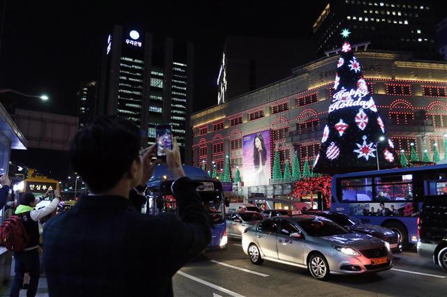 신세계백화점 본점 크리스마스 장식을 구경중인 중국인 관광객.