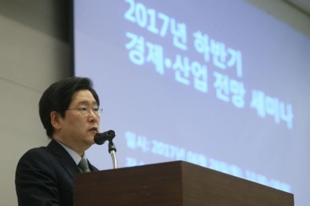 In this photo taken on June 26, 2017, KERI Vice President Song Won-geun delivers an opening speech before a business seminar begins in the conference center of the Federation of Korean Industries in Seoul. (Yonhap)