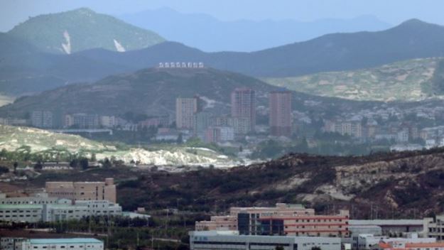 This file photo, taken May 15, 2017, from the Dora Observatory in Paju, north of Seoul, shows the now-shuttered joint industrial park (front) in the North Korean city of Kaesong. The Seoul government shut down the Kaesong Industrial Complex in 2016 following Pyongyang's nuclear and missile provocations. (Yonhap)