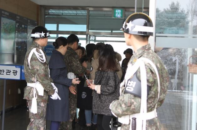 This undated file photo shows a checkpoint at the Civilian Control Line near the inter-Korean border. (Yonhap)