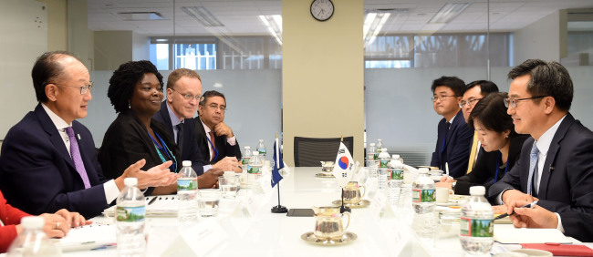 World Bank President Jim Yong Kim (left) and World Bank Regional Vice President for East Asia and Pacific Victoria Kwakwa (second from left) speak to Korean Finance Minister Kim Dong-yeon (right) and other policymakers in Washington on Oct. 15 (Yonhap)