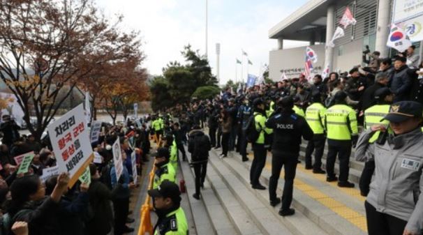 Protesters stage a rally against the erection of former President Park Chung-hee's statue in front of Park's memorial hall in western Seoul on Nov. 13, 2017. (Yonhap)