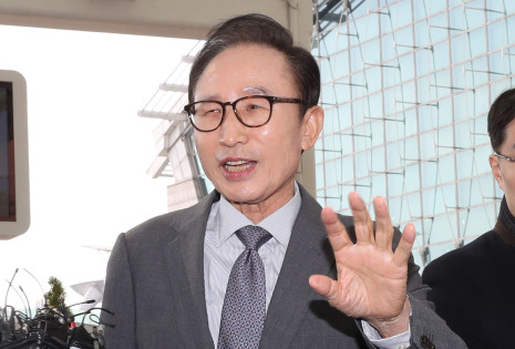 이명박 전 대통령이 12일 인천공항에서 취재진에게 “지난 6개월간 적폐청산을 보면서 이것이 과연 개혁이냐, 감정풀이냐 정치보복이냐는 의심이 들기 시작했다”고 말했다. [사진제공=연합뉴스]