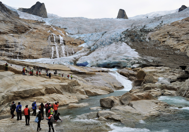 A photograph from the Arctic Impressions Photo Exhibit (Biosphere Environmental Education)