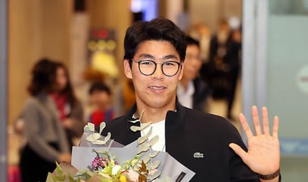 South Korean tennis player Chung Hyeon waves to the crowd at Incheon International Airport on Nov. 13, 2017, after arriving home from Milan, Italy, where he won the Next Generation ATP Finals. (Yonhap)