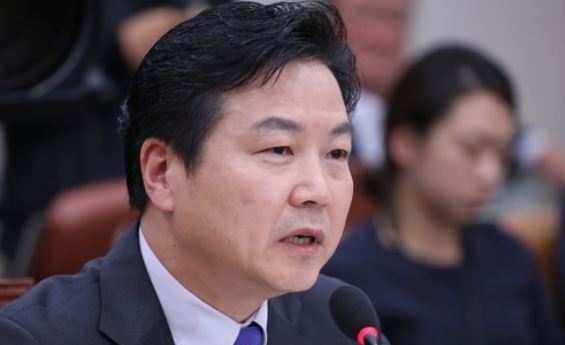 This photo, taken on Nov. 10, 2017, shows SMEs Minister-nominee Hong Jong-haak speaking during a parliamentary confirmation hearing at the National Assembly in Seoul. (Yonhap)