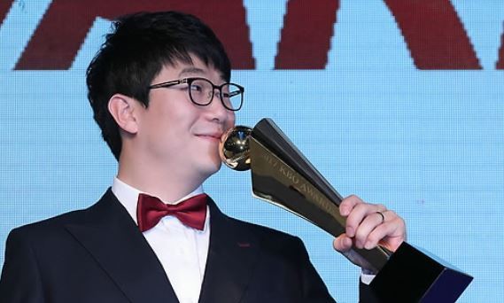 In this file photo taken on Nov. 6, 2017, Yang Hyeon-jong of the Kia Tigers kisses the regular season MVP trophy at the annual Korea Baseball Organization awards ceremony in Seoul. (Yonhap)