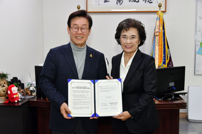 이재명 성남시장(왼쪽)과 고석주 한국빠이롯드만년필㈜ 대표(오른쪽)가 ‘성남제1공단 역사 기록·보존에 관한 협약서’를 들고 기념사진을 찍고 있다.[사진제공=성남시]
이재명 성남시장(왼쪽)과 고석주 한국빠이롯드만년필㈜ 대표(오른쪽)가 ‘성남제1공단 역사 기록·보존에 관한 협약서’를 들고 기념사진을 찍고 있다.[사진제공=성남시]