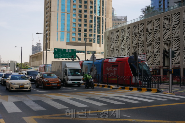 UAE 두바이 트램이 운행하는 지역에서는 도로 위 안전을 위해 훨씬 강력한 교통법규가 유지한다. 두바이에서 트램이 운행하는 지역의 모습. [사진=이현정 기자/rene@heraldcorp.com]