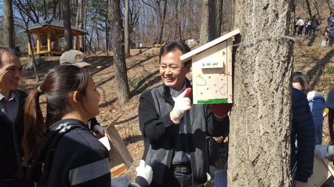 지난 3월 북한산 새집달기 행사 참가한 박겸수 강북구청장. [사진제공=서울 강북구]