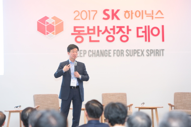 박성욱 SK하이닉스 부회장이 13일 서울 광장동 그랜드워커힐서울호텔에서 열린 ‘2017 동반성장데이’에 참가해 61개 협력사 대표들에게 인사말을 하고 있다.