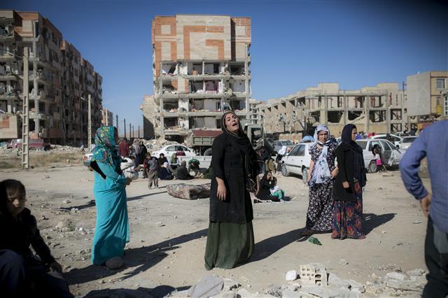 <YONHAP PHOTO-0292> (171113) -- SARPOL-E ZAHAB, Nov. 13, 2017 (Xinhua) -- People mourn in front of damaged buildings in Sarpol-e Zahab, Iran, Nov. 13, 2017. The powerful 7.3-magnitude earthquake which hit the border region between Iran and Iraq on Sunday has killed at least 395 Iranians, state TV reported on Monday. (Xinhua/Ahmad Halabisaz) (zjy)/2017-11-14 01:15:47/ <저작권자 ⓒ 1980-2017 ㈜연합뉴스. 무단 전재 재배포 금지.>