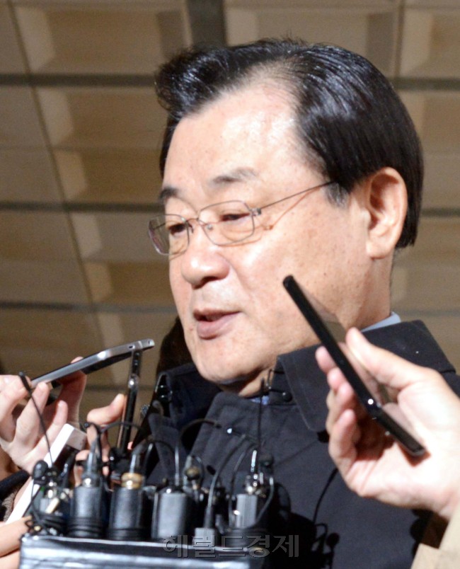 이병기 전 국정원장이 박근혜 전 대통령에게 특수활동비를 상납했다는 의혹과 관련해 피의자 신분 조사를 받기 위해 13일 오전 서울 서초동 서울중앙지검에 출석하며 기자들 질문에 답하고 있다. [사진=정희조 기자/checho@heraldcorp.com]