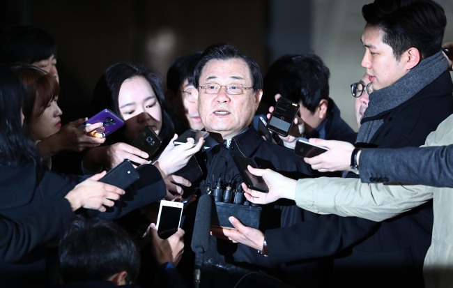 이병기 전 국정원장이 지난 13일 서울중앙지검 조사실로 향하고 있다. [사진제공=연합뉴스]