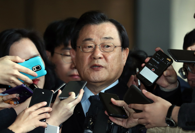이병기 전 국정원장이 지난 13일 서울중앙지검 조사실로 향하고 있다. 그는 조사 후 긴급체포됐다. [사진제공=연합뉴스]