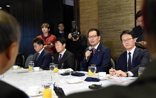 고형권(오른쪽 두번째) 기획재정부 차관이 14일 서울시 영등포구 여의도동 CCMM빌딩에서 열린 종교인과세 간담회에 참석해 인사말을 하고 있다. 고 차관은 이날 “새로운 (종교인) 과세 시행에 대해 새로운 의견이 제시될 경우 성심을 다해 보완 방안을 마련하겠다”고 말했다. [제공=기획재정부]