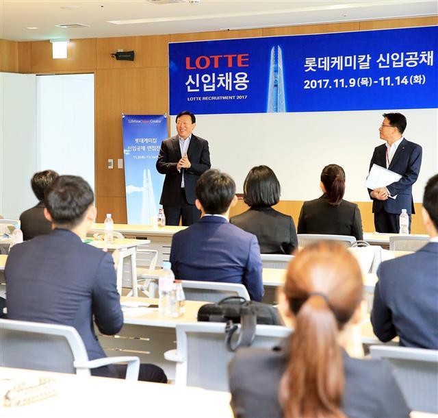 롯데 신동빈 회장이 13일 롯데케미칼 본사에서 진행된 신입사원 공개채용 현장을 들러 지원자들을 격려하고 있다.
