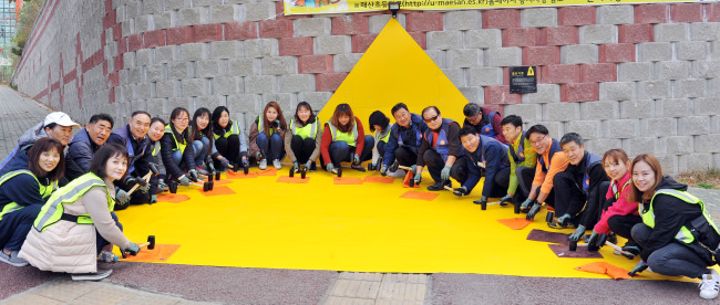 현대자동차(회장 정몽구) 울산공장은 13일 북구 양정초등학교와 매산초등학교 인근 어린이 교통사고 위험지역 3곳에 ‘옐로카펫’을 설치했다.