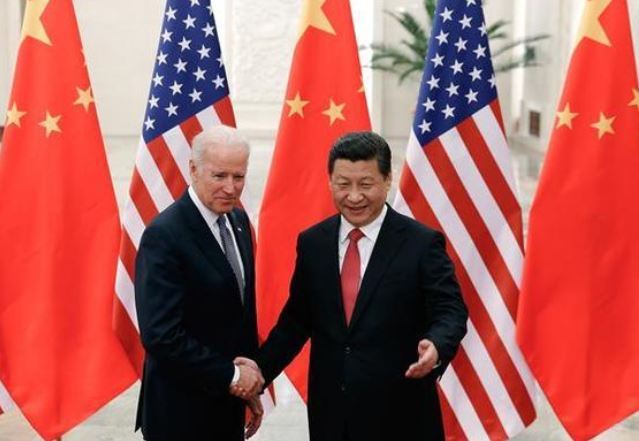 Former US Vice President (L) and Chinese President Xi Jinping (AFP/Yonhap)
