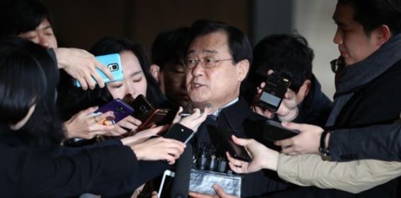 Lee Byung-kee, former National Intelligence Service director, is surrounded by reporters on Nov. 13, 2017, as he enters the Seoul Central District Prosecutors' Office for questioning over his agency's illegal payments to former aides to ex-President Park Geun-hye. (Yonhap)