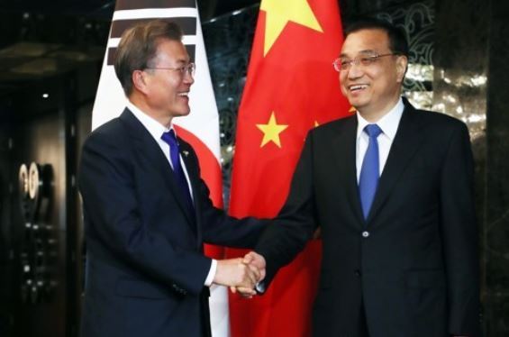 South Korean President Moon Jae-in (L) and Chinese Prime Minister Li Keqiang shake hands before the start of their bilateral talks, held on the sidelines of the Association of Southeast Asian Nations forum in Manila, the Philippines on Nov. 13, 2017. (Yonhap)