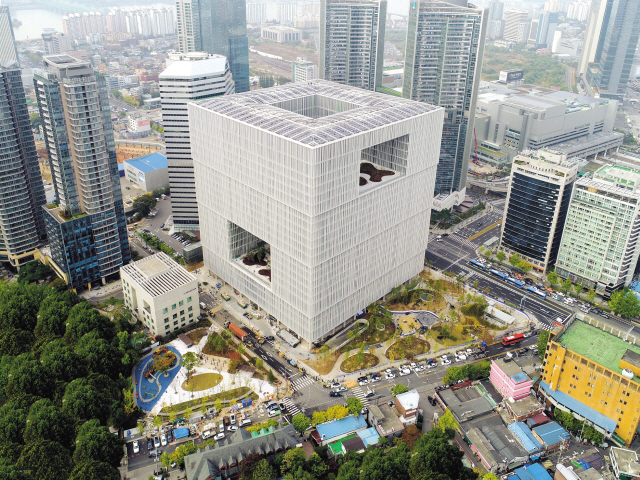 아모레퍼시픽그룹은 같은 장소에 세번째 창의와 소통을 추구하는 신본사를 건립, 용산시대를 시작한다. 사진은 용산 신본사 전경.