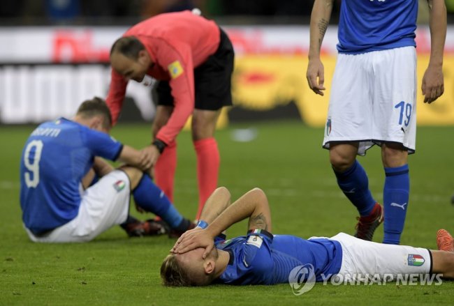 이탈리아 축구대표팀 선수들이 14일(한국시간) 이탈리아 밀라노 스타디오 주세페 메아차에서 열린 2018 러시아월드컵 유럽예선 스웨덴과 플레이오프 2차전에서 0-0 무승부를 기록해 본선진출에 실패한 뒤 그라운드에 누워 괴로워하고 있다. (사진=연합뉴스)