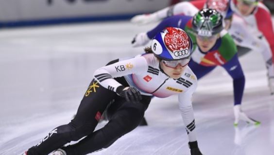 In this Associated Press photo taken Sept. 30, 2017, South Korea's Choi Min-jeong competes in the women's 500-meter final during the first leg of the International Skating Union (ISU) World Cup Short Track Speed Skating season at BOK Sports Hall in Budapest. (Yonhap)