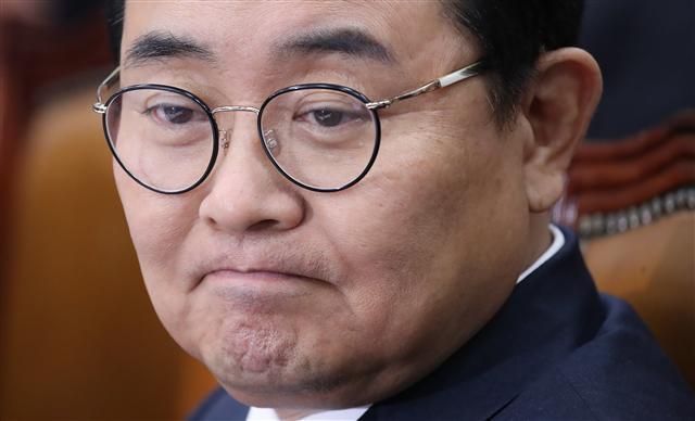 전병헌 대통령비서실 정무수석이 14일 오전 국회에서 열린 국회운영위원회 전체회의에 참석해 굳은 표정을 보이고 있다. [연합뉴스]