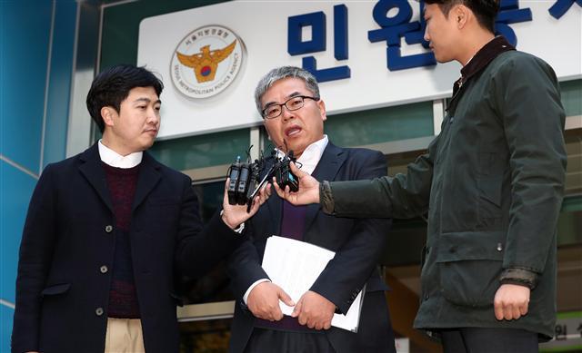 딸 살해 혐의를 벗은 가수 고(故) 김광석 부인 서해순(52) 씨가 자신에게 의혹을 제기한 김광석의 친형과 이상호 고발뉴스 기자를 명예훼손 혐의 등으로 형사 고발을 하며 본격적인 반격에 나섰다.
서해순 씨의 변호사 박 훈 변호사는 14일 오전 10시께 서울 종로구 서울지방경찰청을 찾아 김 씨와 이 기자에 대한 무고 및 명예훼손 혐의 고소장을 제출했다. 그는 고소취지에 대해 “피고소인들은 공모 공동해 출판물 등에 의한 명예훼손, 허위사실 적시에 의한 명예훼손, 정보통신망 이용 촉진 및 정보 보호 등에 관한 법률 위반(명예훼손) 및 무고 혐의가 있다”고 밝혔다.
앞서 김 씨와 이 기자는 서 씨를 상대로 유전질환 딸을 제대로 돌보지 않아 죽음에 이르게 했다는 ‘유기치사 혐의’와 친족들과의 지적재산권 확인 소송에서 사망한 딸이 살아있는 것처럼 기망해 유리한 조정 합의 취득했다는 ‘사기 혐의’로 검찰에 고발한 바 있다. 그러나 지난 10일 두 가지 혐의 모두 ‘증거 불충분’으로 무혐의 결론이 났다. 이에 따라 서 씨는 경찰에서 김 씨와 이 기자가 제기한 각종 의혹들 때문에 자신의 명예를 훼손했다는 것을 증명하는 데 힘쓸 전망이다.
서 씨는 딸 사망 사건 의혹의 발단이 된 이상호 기자의 영화 ‘김광석’이 자신의 명예를 실추시켰다는 입장이다. 서 씨는 대중에게 공개되는 영화의 ‘공공성’을 들어 영화에서 제기된 김광석 죽음에 대한 타살 의혹이나 딸 사망 방치 의혹 등이 자신의 명예를 떨어뜨렸다고 주장할 가능성이 높다.
허위사실 적시에 의한 명예훼손의 경우, 경찰에서 서 씨의 혐의가 모두 ‘무혐의’ 결과가 났던 것을 바탕으로 김 씨와 이 기자가 언론 인터뷰 등에서 언급한 내용들이 모두 허위임을 문제 삼을 것으로 보인다.
아울러 소셜네트워크서비스(SNS)를 통해 각종 의혹이 퍼져나간 만큼, 인터넷 상에 김 씨와 서 씨 등이 올린 글을 검토해 이를 바탕으로 명예훼손을 입증할 계획이다.
특히 서 씨는 김 씨와 이 기자가 제기한 각종 의혹이 자신을 해할 목적이 있는 것으로 보고 ‘무고 혐의’를 적용했다. 무고는 명예훼손과는 달리 타인에게 형사처분 또는 징계처분을 받게 할 목적으로 허위의 사실을 경찰서나 검찰청 등의 공무소 또는 공무원에게 신고할 때 성립한다. 따라서 서 씨는 김씨와 이 기자의 ‘고의성’을 증명하는 데 주력할 것으로 보인다.
형법상 명예훼손은 사실인 경우에도 피해자가 명예훼손을 당했다고 주장하면 성립된다. 서 씨가 경찰에서 기소 처분을 받았더라도, 공공연하게 자신의 인격과 명예가 실추당했다고 호소한다면 명예훼손이 성립될 수 있다. 특히 경찰 조사에서 딸 사망 사건에서 제기된 유기치사 및 사기 혐의가 모두 무혐의 처분을 받은 만큼 명예훼손 고소에 있어서 유리한 입장에 놓인 것으로 보인다. 피고소인 김 씨와 김 기자는 그동안 의혹 제기에 고의성이 없었다는 사실을 적극 증명해야 할 상황에 처했다.
고소장을 접수한 경찰은 김 씨와 이 기자의 그간 경찰 진술 내용을 분석하고 영화 김광석과 SNS 내용을 조사할 계획이다. 정세희 기자/say@