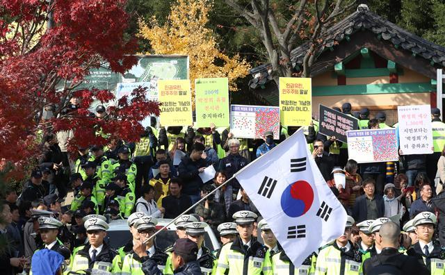 박정희 전 대통령 탄생 100주년인 14일 오전 경북 구미시 상모사곡동 박정희 전 대통령 생가 앞에서 구미참여연대 등 진보단체와, 보수성향 시민들이 경찰을 사이에 두고 대치하고 있다. 이들은 박 전 대통령 역사자료관을 짓는 것을 두고 마찰을 빚고 있다. [연합뉴스]