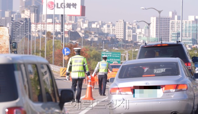 자동차 운전이 일상이 된 현대사회에서 도로 위 에티켓은 서로의 기분은 물론 나의 안전까지 보장해준다. 서울 시내에서 얌체운전 교통 단속에 나선 경찰. [사진=정희조 기자/checho@heraldcorp.com]