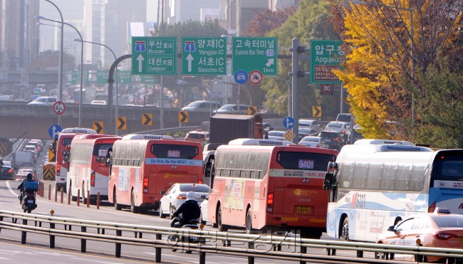 차량 소통이 많은 길거리에서 운전자들이 울리는 경적은 주변 시민들에게도 짜증을 유발한다. 한남대교 남단 경부고속도로 입구에서 전용차선으로 들어가기 위해 차선을 점거한 고속버스와 이에 항의하는 승용차 운전자들이 내는 경적소리는 인근 주민들에게 극심한 스트레스다. [사진=정희조 기자/checho@heraldcorp.com]