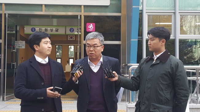 [사진=서해순 씨의 대리인 박훈 변호사가 14일 오전 10시께 서울 종로구 서울지방경찰청을 찾아 김광복 씨와 이상호 고발뉴스 기자에 대한 무고 및 명예훼손 혐의 고소장을 제출했다.]