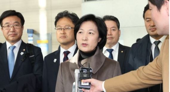 Choo Mi-ae, the leader of the ruling Democratic Party, speaks to the press before her trip to the U.S. at Incheon International Airport west of Seoul on Nov. 14, 2017. (Yonhap)