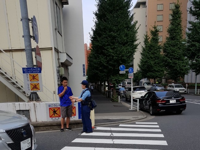 [사진=일본 치요다구의 한 자동차전용도로 입구. 해당 지점은 주요 보행자 사고 지점으로 분류돼 경찰이 상주하며 보행자 안전을 지도하고 있다.]