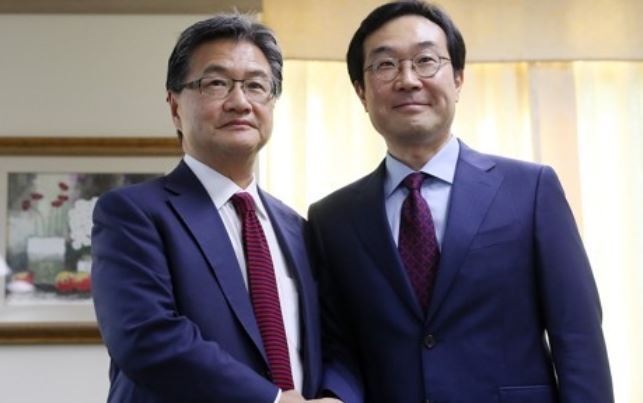 This photo taken on Oct. 20, 2017, shows Lee Do-hoon (R), South Korea's top nuclear envoy, shaking hands with his US counterpart Joseph Yun (L) before holding a meeting on North Korea's nukes. (Yonhap)