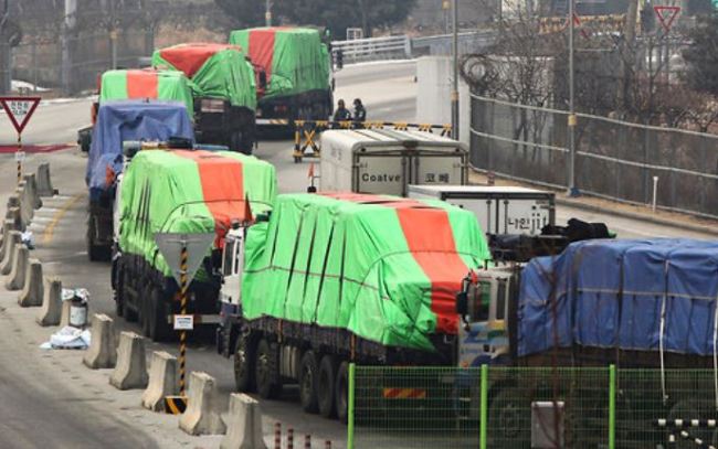 South Korean trucks transport humanitarian aid to North Koreans in this photo. (Yonhap)