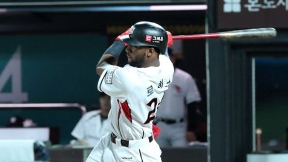 In this file photo taken Sept. 27, 2017, Mel Rojas Jr. of the KT Wiz picks up a base hit against the Doosan Bears in the bottom of the first inning of their Korea Baseball Organization regular season game at KT Wiz Park in Suwon, Gyeonggi Province. (Yonhap)