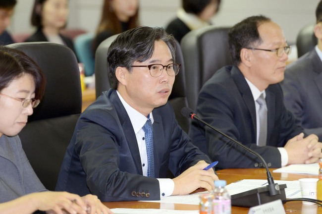 박진규(가운데) 산업통상자원부 무역정책관이 14일 오전 서울 서초구 KOTRA 대회의실에 열린 ‘민관합동 수출지원 서비스 혁신 보고회’에 참석, 인사말을 하고 있다. ［사진=산업통상자원부］