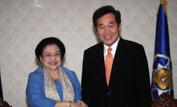 Prime Minister Lee Nak-yon shakes hands with former Indonesian President Megawati Soekarnoputri in Seoul on Nov. 14, 2017. (Yonhap)