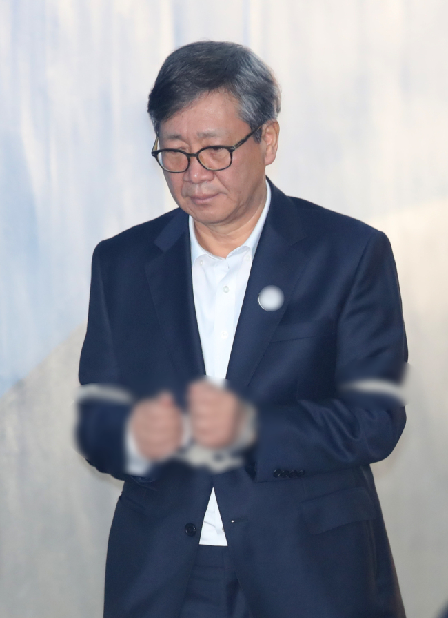 국민연금관리공단이 삼성물산과 제일모직의 합병에 찬성하도록 압력을 넣은 혐의로 기소된 홍완선 전 국민연금 기금운용본부장이 14일 서울 서초구 서울지방법원에서 법정으로 향하고 있다. 홍 전 본부장은 1심과 마찬가지로 징역 2년 6개월을 선고받았다. [사진제공=연합뉴스]