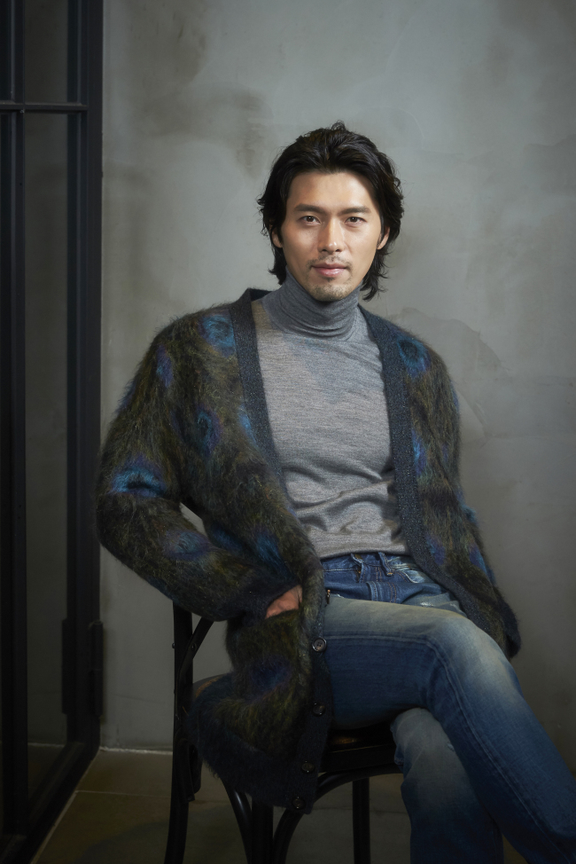 Hyun Bin poses in a photo shoot prior to an interview Monday at a cafe in Jongno-gu, Seoul. (Showbox)