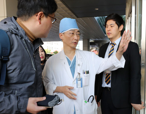 Doctor Lee Kuk-jong tells reporters about the condition of the North Korean soldier hospitalized at Ajou University Medical Center in South Korea on Tuesday. (Yonhap)