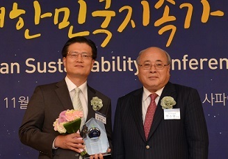 쌍용양회 이현준 전무(왼쪽)가 14일 서울 소공동 롯데호텔에서 열린 ‘2017 대한민국 지속가능성대회’에서 5년 연속 1위 기업으로 선정돼 백수현 한국표준협회 회장으로부터 상패를 받고 있다.