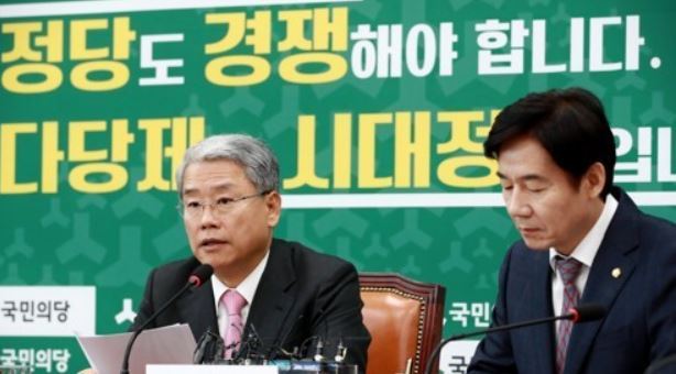 Kim Dong-cheol (L), the floor leader of the minor opposition People`s Party, speaks during a party meeting at the National Assembly in Seoul on Nov. 14, 2017. (Yonhap)