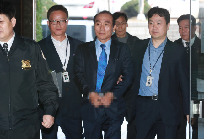 박원동 전 국정원 국장이 구속 전 피의자 심문을 받기 위해 지난 달 27일 서울중앙지법에 들어서고 있다. [사진제공=연합뉴스]