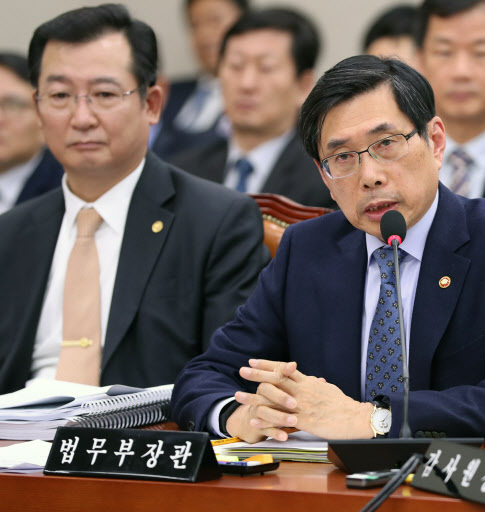 박상기 법무부 장관이 14일 오후 국회에서 열린 법제사법위원회 전체회의에서 의원들의 질문에 답하고 있다. [사진제공=연합뉴스]