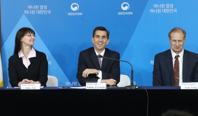 타르한 페이지오글루(Tarhan Feyzioglu) 아시아태평양국 과장(가운데)을 단장으로 하는 IMF 미션단이 14일 오후 서울 세종로 정부서울청사에서 브리핑을 열고 지난 1일부터 한국 정부 등과 진행한 연례협의 결과를 발표하고 있다. ［사진제공=연합뉴스］