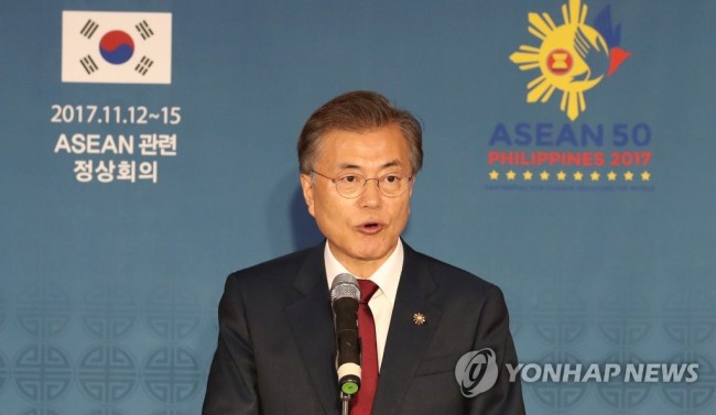 문재인 대통령이 14일 오후(현지시간) 필리핀 마닐라에 마련된 젠호텔 중앙기자실을 방문해 아시아태평양경제협력체(APEC), 아세안 정상회담 등 첫 동남아 순방 성과에 대해 브리핑 하고 있다. [사진제공=연합뉴스]